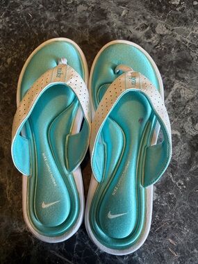 Nike women’s  Teal and White Cushioned Flip Sandals
